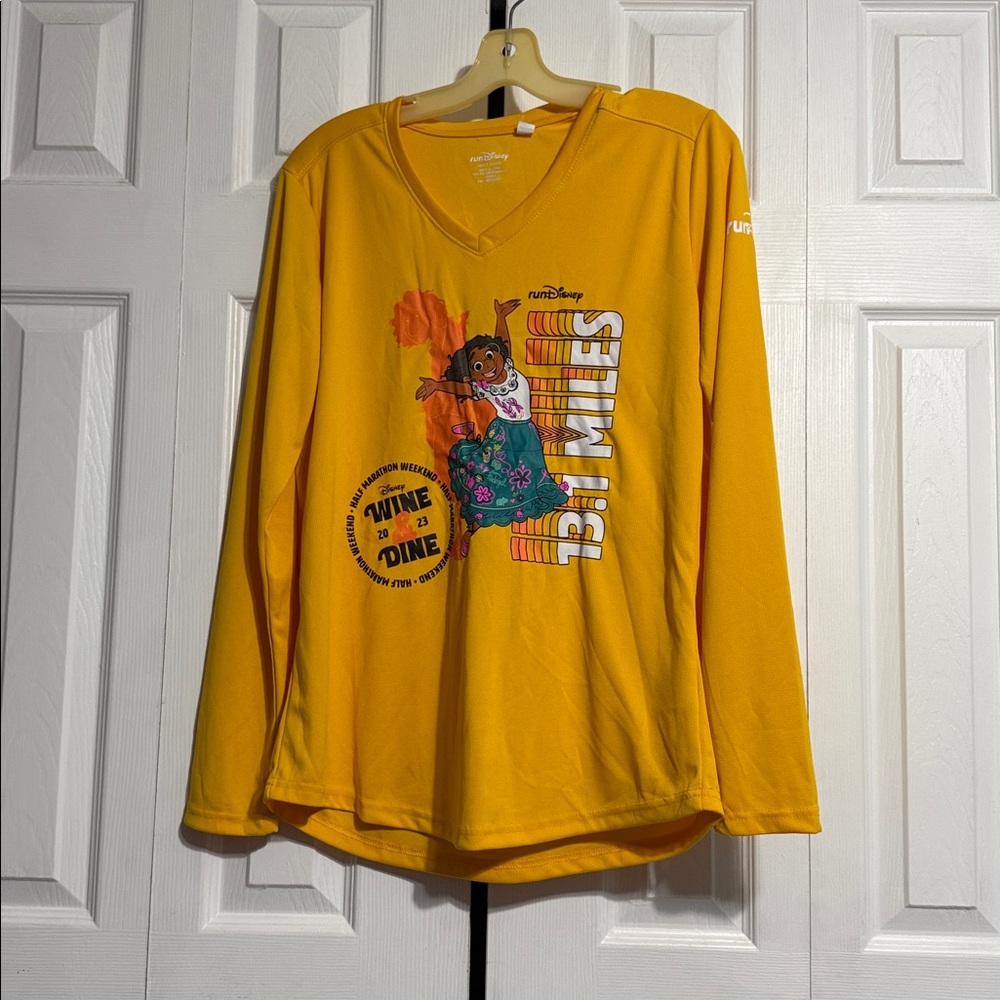 Rundisney 2023 wine & dine half marathon Mirabel & Bruno top shirt size LARGE